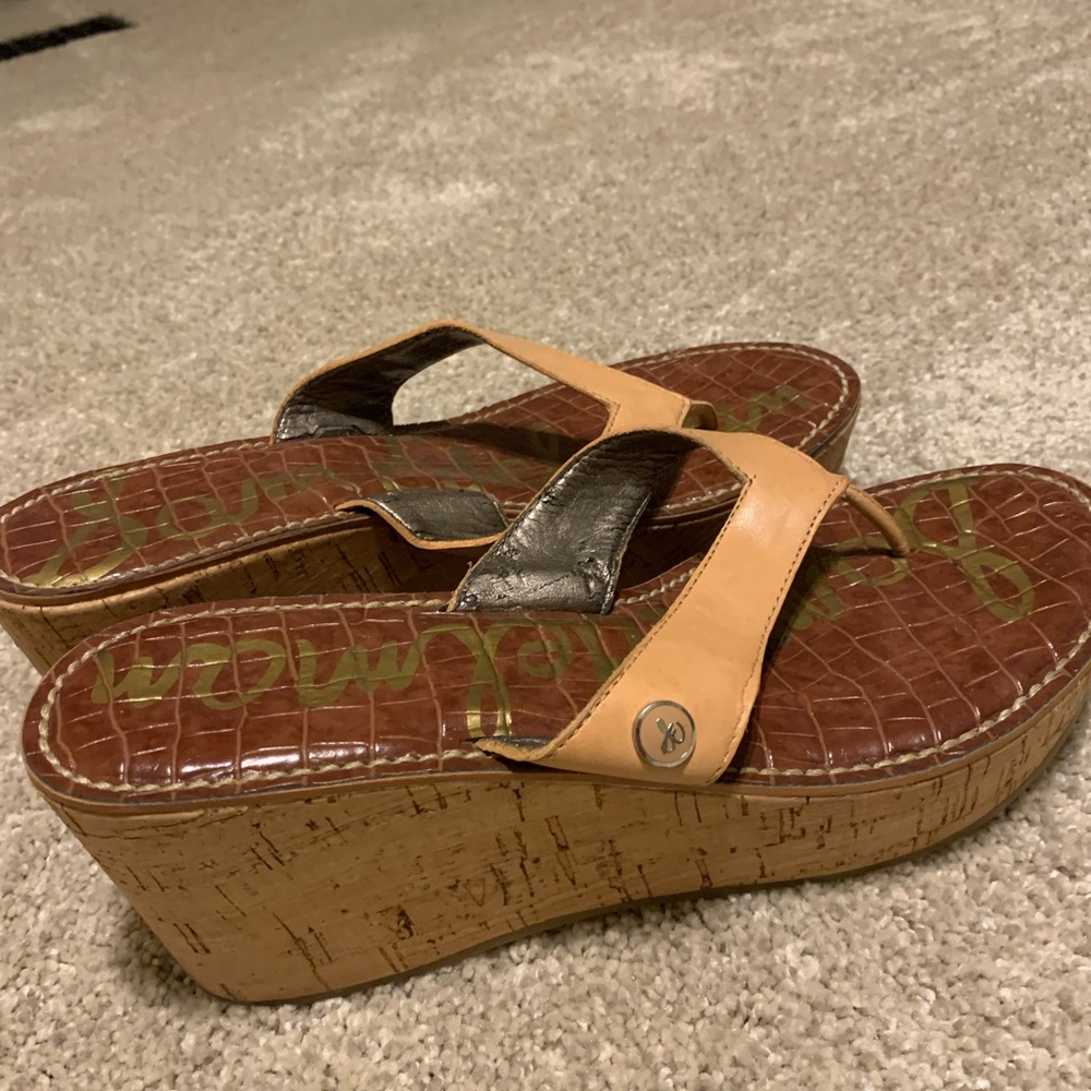 GUC thong sandals